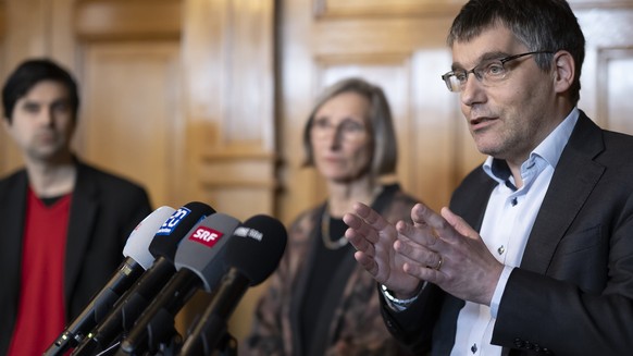 Nationalrat Roger Nordmann, SP-VD, rechts, spricht neben Nationalraetin Prisca Birrer-Heimo, SP-LU, und Nationalrat Samuel Bendahan, SP-VD, von rechts, an einem Point de presse ueber die juengsten Ent ...