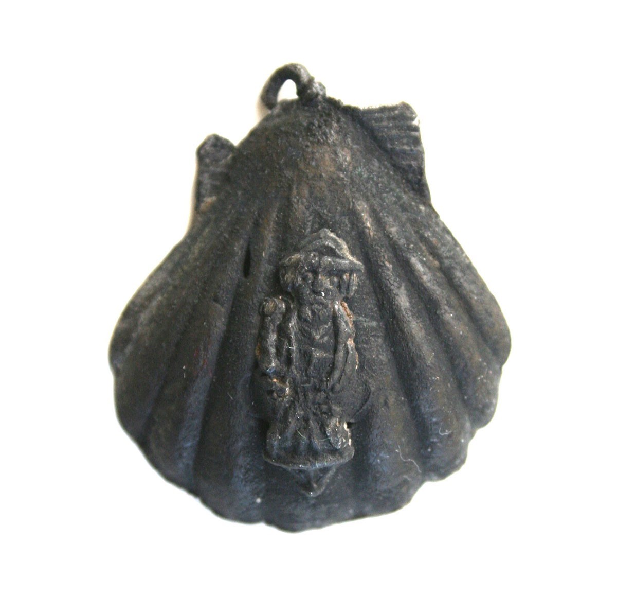 Abzeichen aus Blei-Zinn in der Form einer Jakobsmuschel, die abgebildete Person ist der Apostel Jakobus der Ältere. Spanien, 1450-1500.
https://database.kunera.nl/en/collectie-object/2eb3e549-aa8f-4aa ...