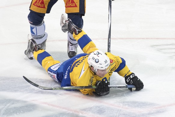 Dario Simion von Davos beim dritten Eishockey Playoff Halbfinalspiel der National League A zwischen dem EV Zug und dem HC Davos am Samstag, 25. Maerz 2017, in Zug. (KEYSTONE/Urs Flueeler)