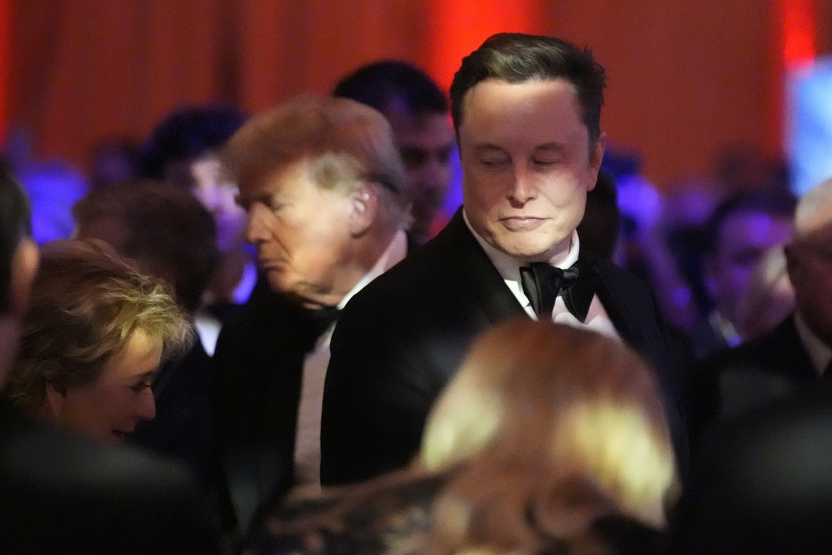 Elon Musk talks as President-elect Donald Trump walks behind him during an America First Policy Institute gala at his Mar-a-Lago estate, Thursday, Nov. 14, 2024, in Palm Beach, Fla. (KEYSTONE/AP/Alex  ...