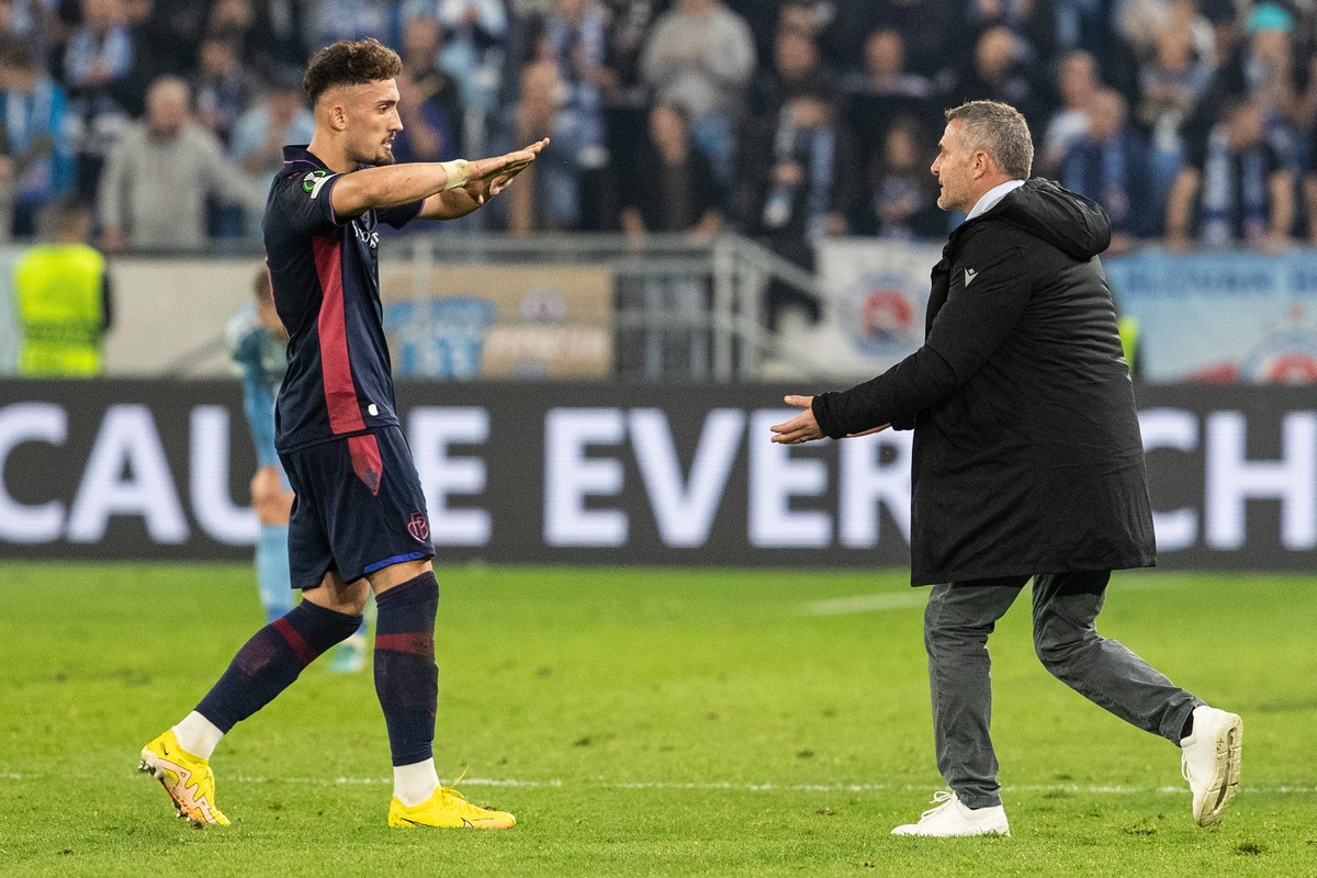 epa10241691 Basel's Andi Zeqiri (L) and his coach Alexander Frei (R) react after the UEFA Europa Conference League group H soccer match between FC Basel and Slovan Bratislava in Bratislava, Slova ...