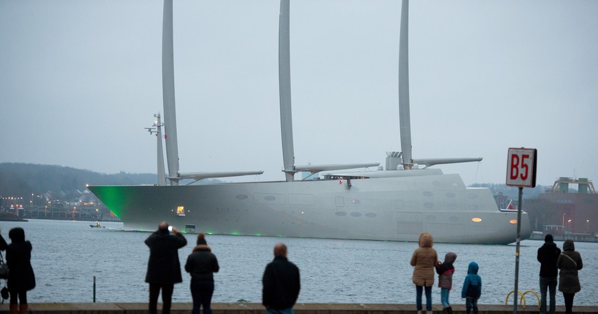 Die Mega-Segelyacht &quot;Sailing Yacht A&quot; verlaesst am 05.02.2017 den Hafen von Kiel (Schleswig-Holstein) und steuert waermere Gefilde an.(KEYSTONE/dpa/Daniel Reinhardt)