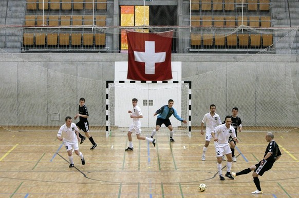 Spiel um den 3. Platz bei den Futsal Schweizermeisterschaften am Sonntag, 25. Februar 2007, in der Wankdorfhalle in Bern. (KEYSTONE/Peter Klaunzer)