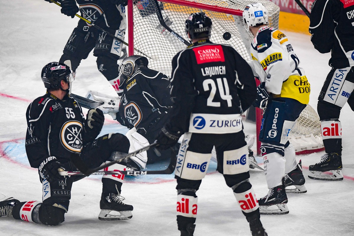 From left Lugano?s player Atte Ohtamaa, Lugano?s goalkeeper Sandro Zurkirchen Lugano?s player Jani Lajunen, Ambri's player Fabio Hofer, for the 0-3 goal, during the preliminary round game of Nati ...
