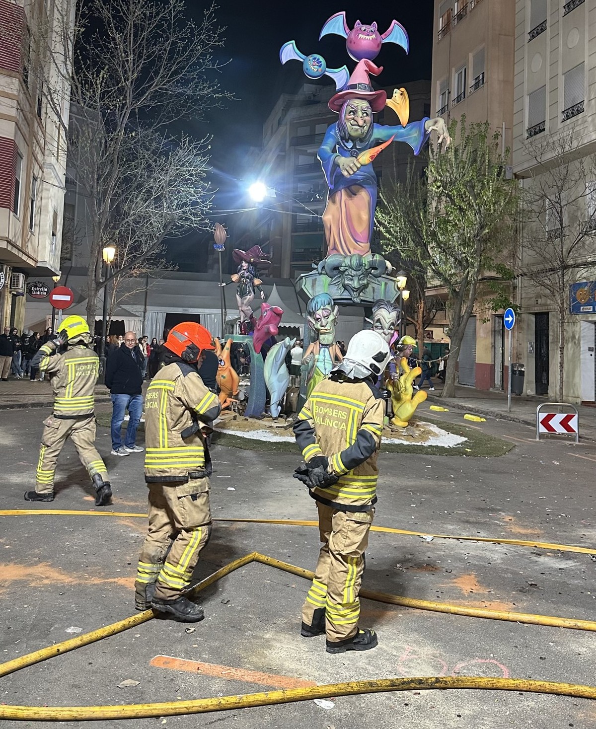 Die Feuerwehr bringt sich in Position. Einige Bäume und Häuser sind nur wenige Meter von der Figur entfernt und würden das Feuer gerne unbeschadet überstehen.