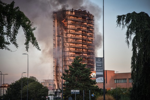 epaselect epa09435843 A view on a heavy smoke from a 15-storey building fire in via Antonini, in the southern suburbs of Milan, Italy, 29 August 2021. EPA/MATTEO CORNER