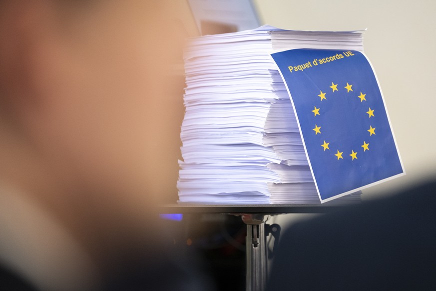 Einem Stapel von Dokumenten, die das EU-Abkommenspaket darstellen, bei der zweisprachigen Podiumsdiskussion 'Bilaterale III: Schweizer Souveraenitaet in Gefahr?', die von der Schweizerischen ...