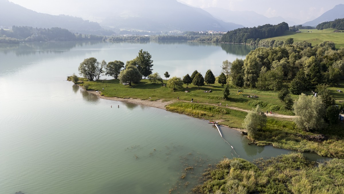 ARCHIV - Les Laviaux, Morlon Plage et le lac de Gruyere sont photographies avec un drone depuis la presqu?ile de Morlon (FR), ce dimanche 17 aout 2025, a Morlon. (KEYSTONE/Anthony Anex)