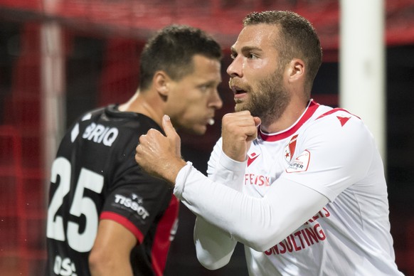 Le milieu valaisan Pajtim Kasami, droite, celebre le 2 a 1 devant le defenseur neuchatelois Marcis Oss, gauche, lors de la rencontre de football de Super League entre Neuchatel Xamax FCS et FC Sion ce ...