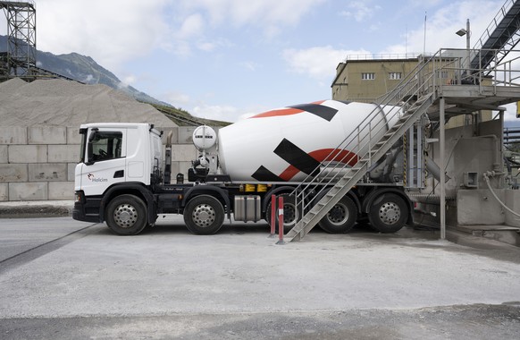 AVIS --- ZUM BETONWERK DER FIRMA HOLCIM IN OBERDORF, STELLEN WIR IHNEN FOLGENDES BILD ZUR VERFUEGUNG. WEITERE BILDER FINDEN SIE AUF visual.keystone-sda.ch --- Ein Betonlastwgen in der Recycling Anlage ...