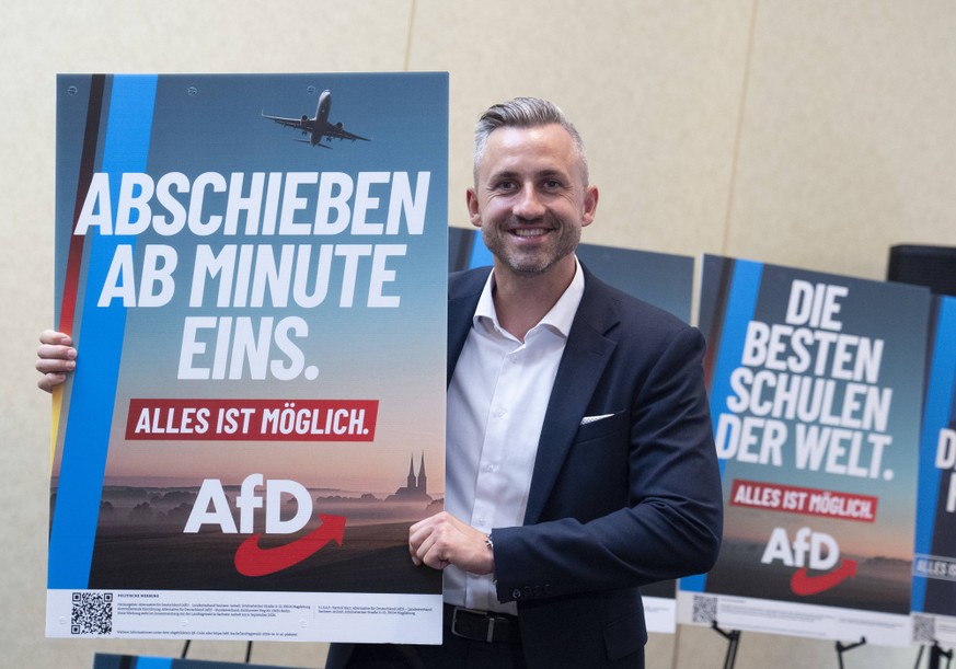 Ulrich Siegmund Spitzenkandidat zur Landtagswahl 2026 der AfD Sachsen-Anhalt mit einem seiner Wahlplakate: Abschieben ab Minute Eins bei der Pressekonferenz der AfD Sachsen-Anhalt, Ratswaage Hotel Mag ...
