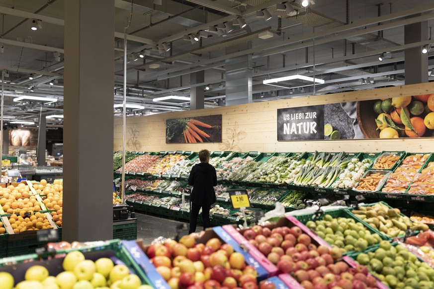 ZUR COOP FILIALE IM EINKAUFSZENTRUM SEEWEN MARKT STELLEN WIR IHNEN HEUTE FOLGENDES BILDMATERIAL ZUR VERFUEGUNG --- The fruit and vegetable department at the branch of retailer Coop at the shopping cen ...