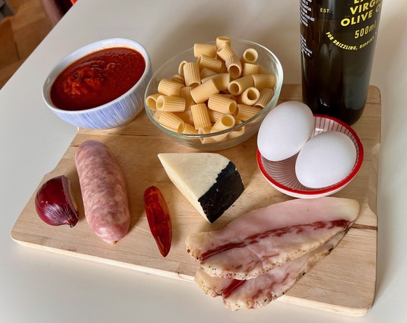 Pasta alla zozzona. Pecorino, Guanciale, Salsiccia UND Ei.