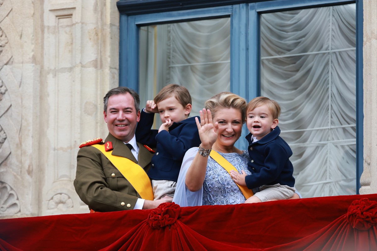 epaselect epa12427358 Guillaume, Grand Duke of Luxembourg and Stephanie, Grand Duchess of Luxembourg hold their children Charles (2L) and Francois (R) as they wave from the balcony of the Grand Ducal  ...