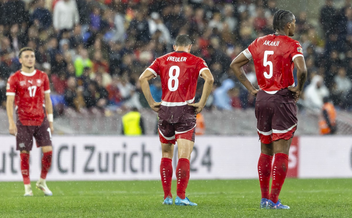 epa11593710 (L-R) Switzerland's Ruben Vargas, Remo Freuler, and Manuel Akanji look disappointed after conceding the 1-4 goal during the UEFA Nations League group A soccer match between Switzerlan ...