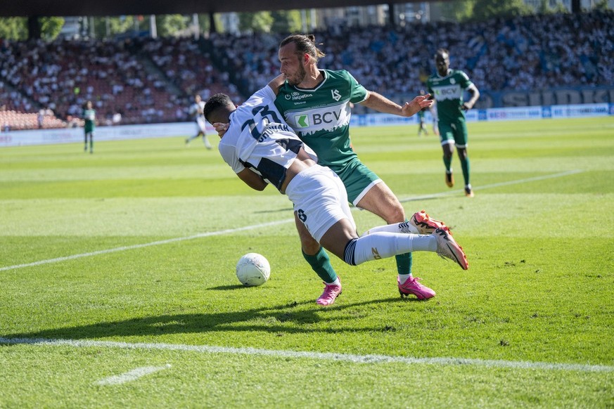 Mounir Chouiar (FCZ) (links) kaempft um den Ball mit Raoul Giger (LS) (rechts) im Fussball Meisterschaftsspiel der Swiss Super League zwischen Zuerich, FCZ, und Lausanne, LS, vom Sonntag, 11. August 2 ...