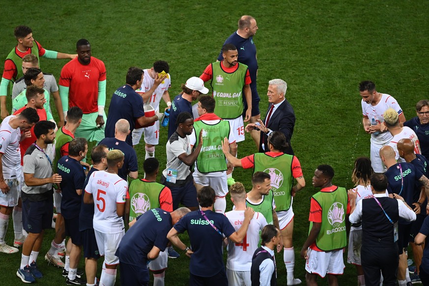 epa09309656 Switzerland's head coach Vladimir Petkovic (C-R, top) talks to his players before the penalty shootout during the UEFA EURO 2020 round of 16 soccer match between France and Switzerlan ...