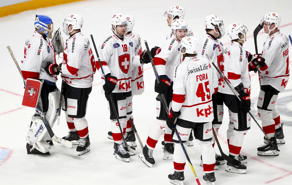epa12055163 Players of Switzerland celebrate winning the friendly international ice hockey match between Latvia and Switzerland in Riga, Latvia, 25 April 2025. EPA/TOMS KALNINS