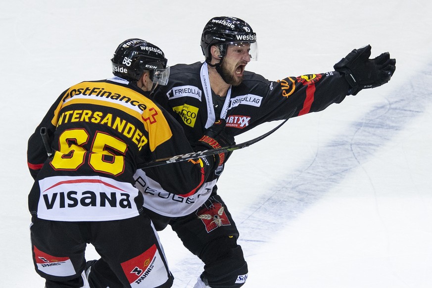 Berns Ramon Untersander, links, und Tristan Scherwey feiern den Treffer zum 3-2 im Eishockey Meisterschaftsspiel der National League zwischen dem SC Bern und Genf Servette HC, am Dienstag, 26. Oktober ...