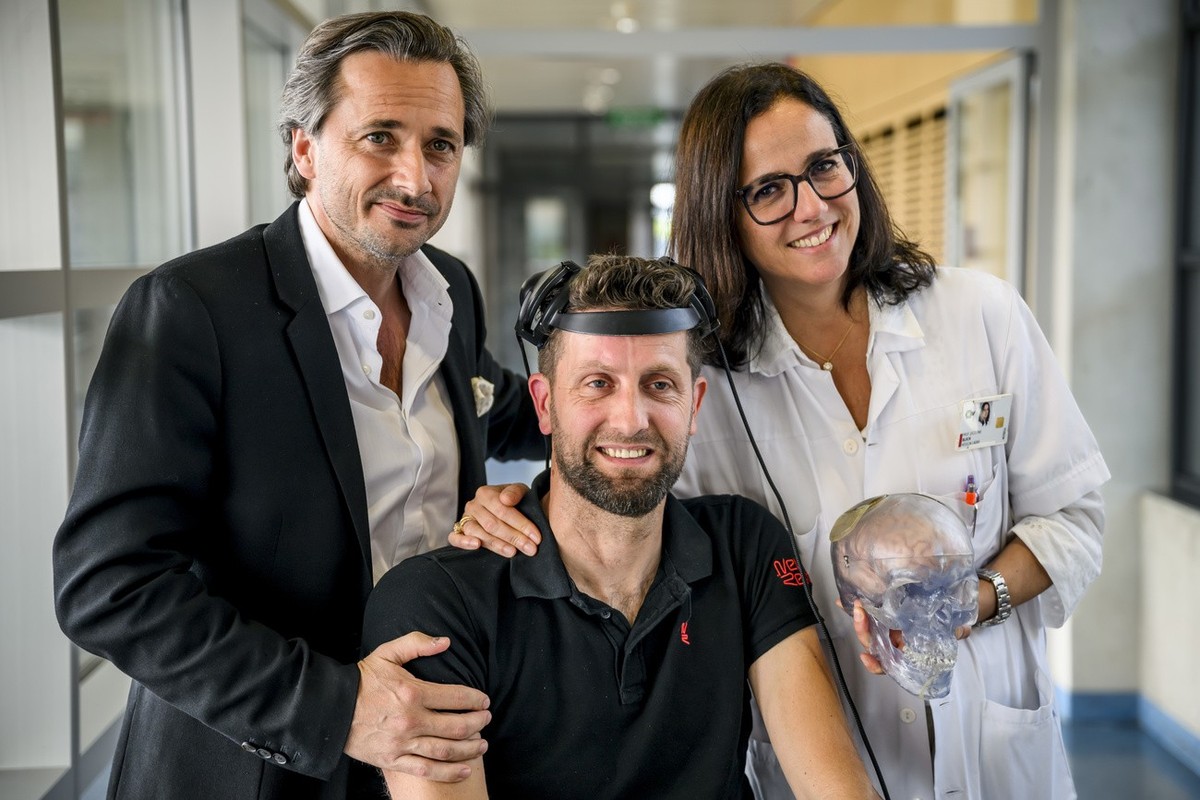 EMBARGO UNTIL MAY 24, 17:00 CET - Dutch paraplegic patient Gert-Jan, center, who can walks thanks the Brain Computer Interface (BCI) enables thought-controlled walking after spinal cord injury, poses  ...