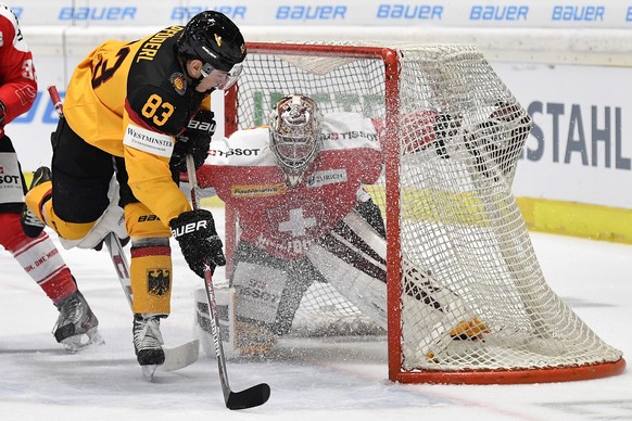 epa05619338 Switzerland’s goalkeeper Robert Mayer (R) fights for the puck against Germany’s Leonhard Pfoederl during the Ice Hockey Deutschland Cup match Switzerland vs Germany at the Curt-Frenzel-Eis ...