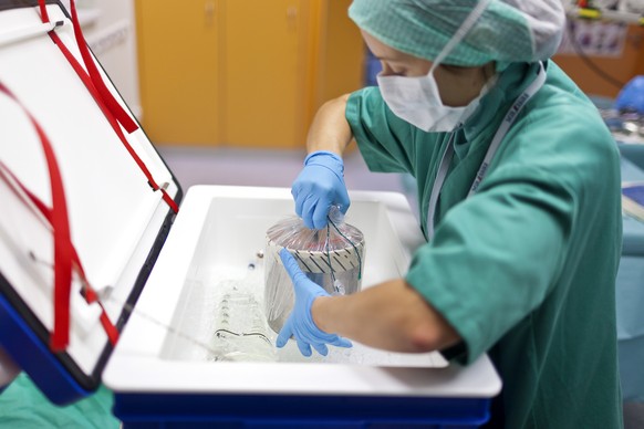 Die Box mit dem Spenderherz wird im Operationssaal des Kinderspitals Zuerich aus der Kuehtruhe genommen, aufgenommen am Dezember 2011 in Zuerich. Es ist in der Schweiz die zweite Herztransplantation a ...