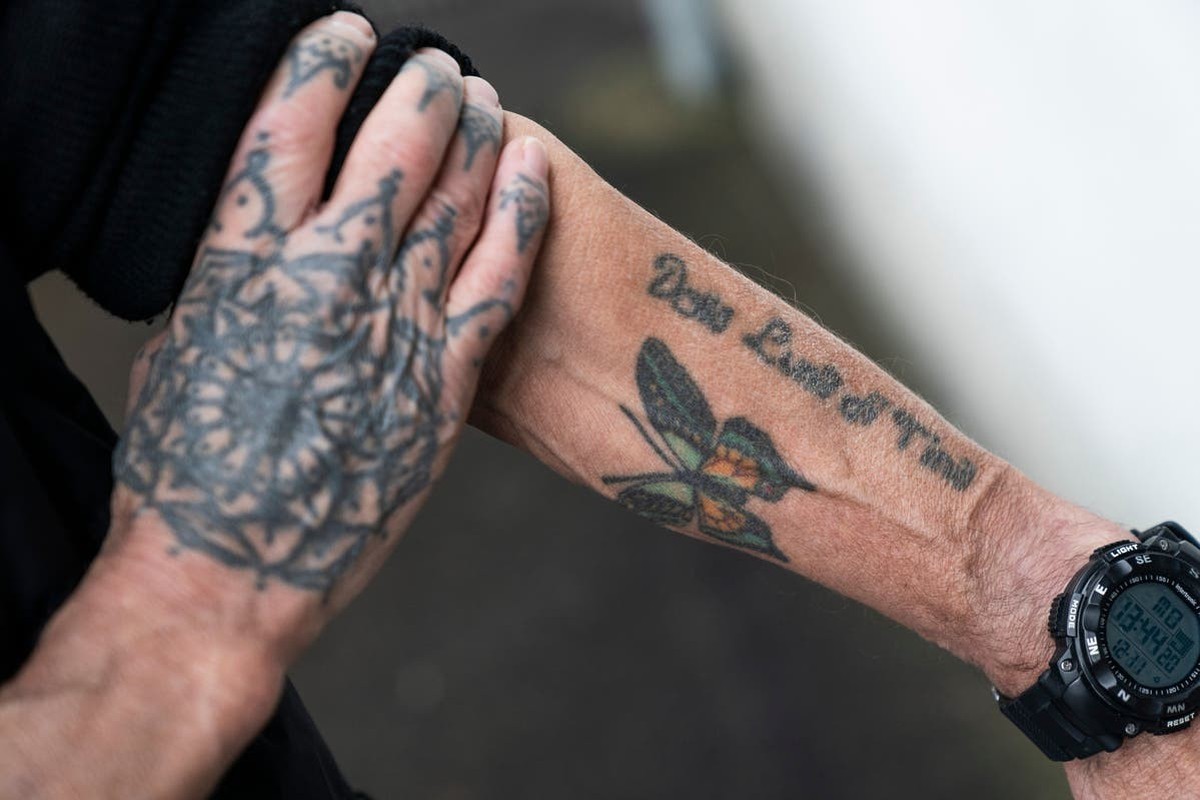 Das Tattoo erinnert ihn an eine Frau.