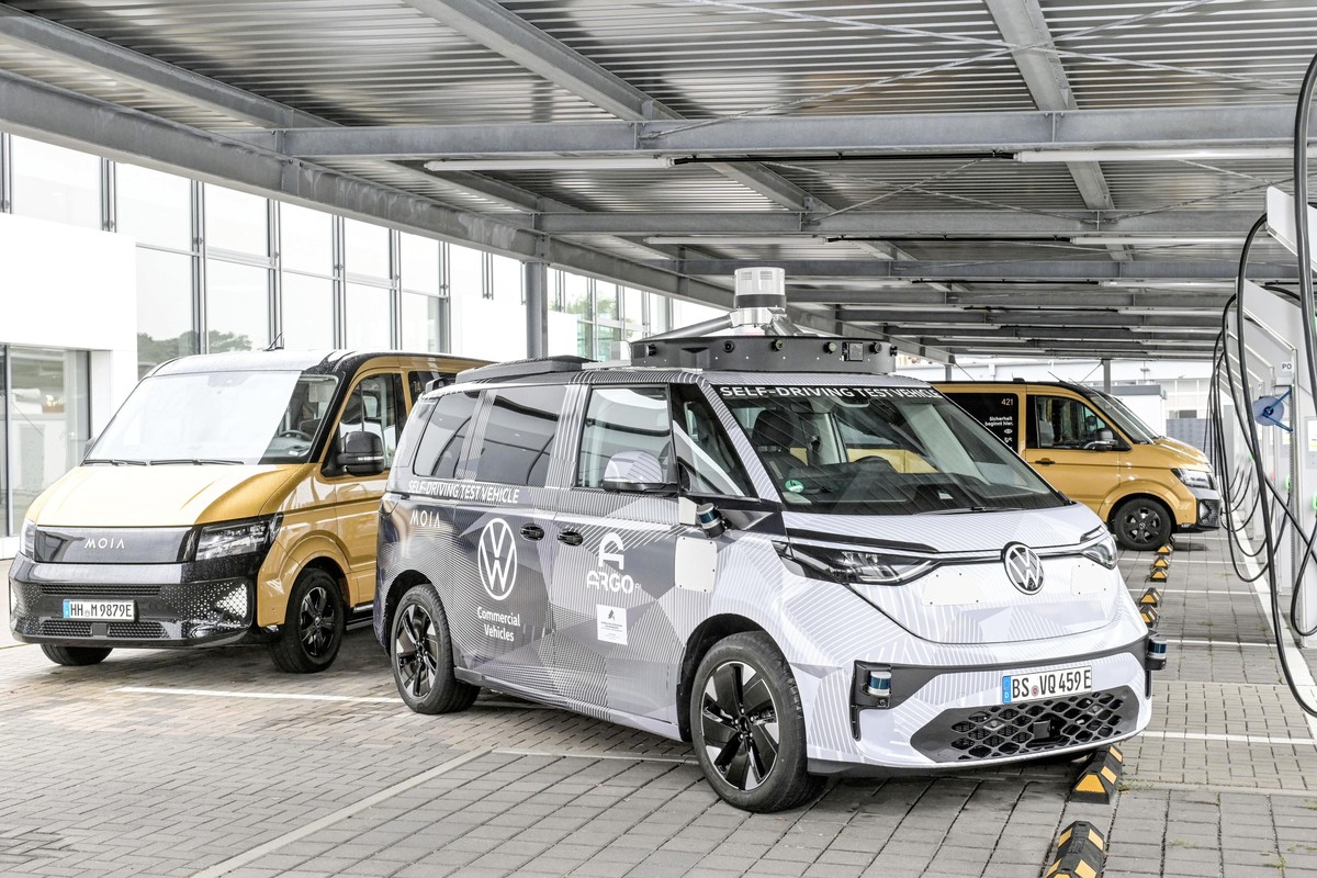 Im Oktober 2021 zeigte der VW-Konzern auf einer Verkehrsmesse ein als ID.Buzz AD bezeichnetes Modell.