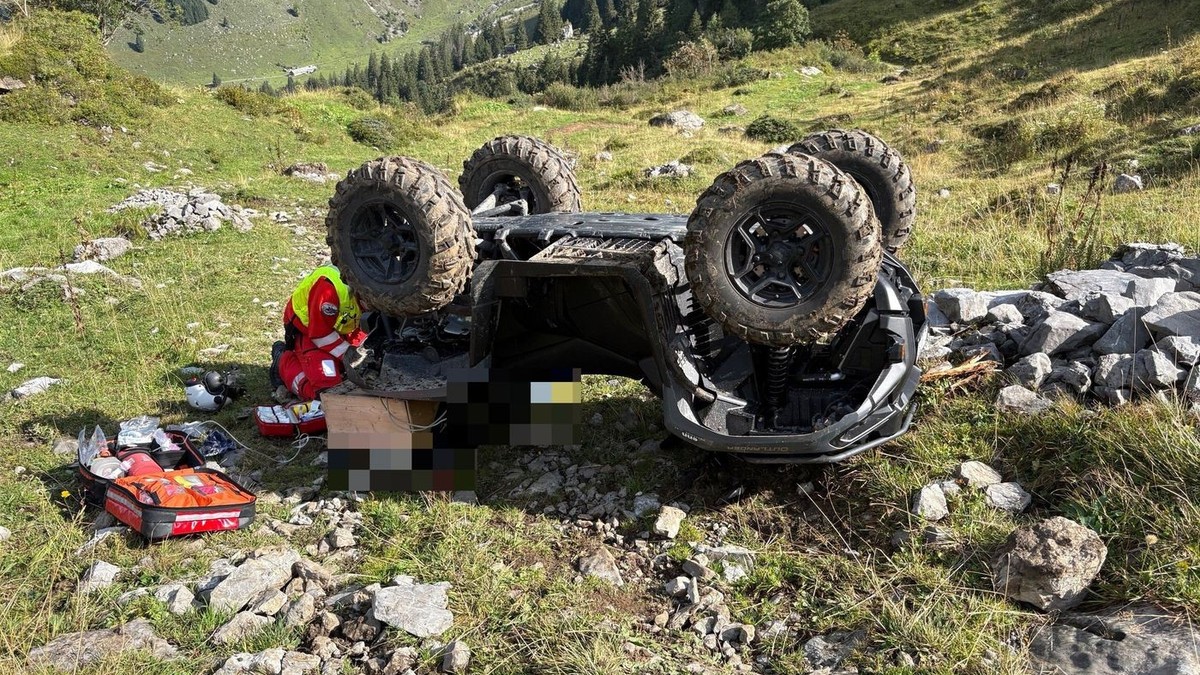Quad-berschl-gt-sich-im-Kl-ntal-Fahrer-unter-Gef-hrt-eingeklemmt