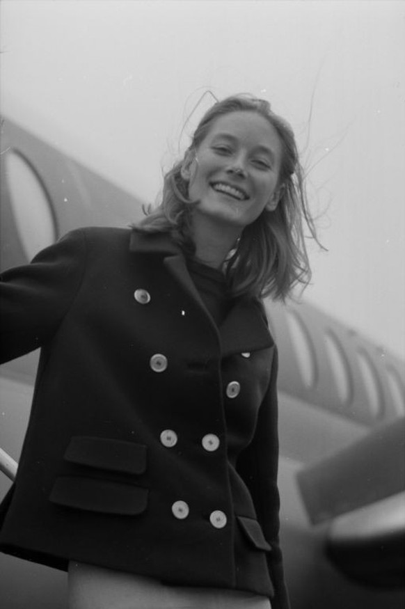 Ankunft von Tania Mallet zum Film &quot;007 - Goldfinger&quot; auf dem Flughafen Zürich-Kloten

05.07.1964