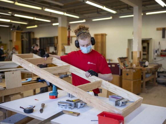 AVIS --- ZUR BERUFLICHEN AUSBILDUNG IN DER STIFTUNG LBB LEHRBETRIEBE BEIDER BASEL STELLEN WIR IHNEN FOLGENDES BILD ZUR VERFUEGUNG. WEITERE BILDER FINDEN SIE AUF visual.keystone-sda.ch --- Ein Lernende ...