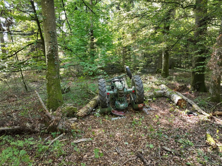 Aus bislang ungeklärten Gründen kippte der Traktor um und überschlug sich.