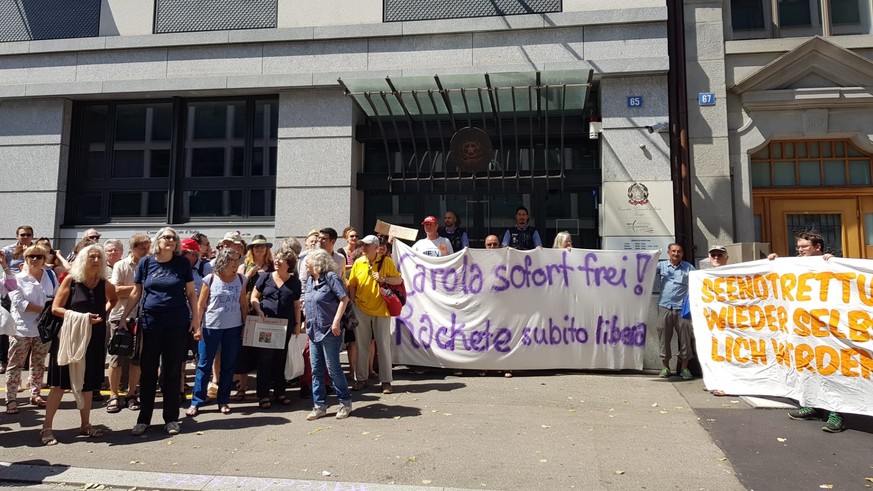 Demonstranten fordern vor dem italienischen Konsulat in Zürich die Freilassung von Rackete. 