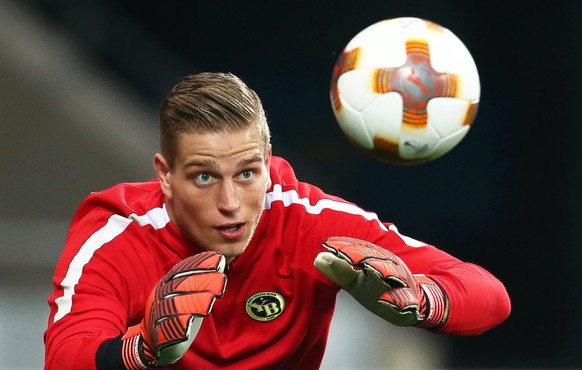 epa06273801 Young Boys&#039; goalkeeper David von Ballmoos performs during his team&#039;s training session at the Olimpiyskiy stadium in Kiev, Ukraine, 18 October 2017. Young Boys Bern will face Dyna ...