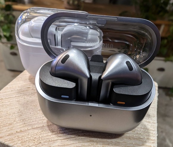 Die Galaxy Buds 3 (Pro) sind Samsungs neue In-Ear-Kopfhörer, die in den Farben Weiss und Silber zeitgleich mit den neuen Falt-Smartphones erscheinen.