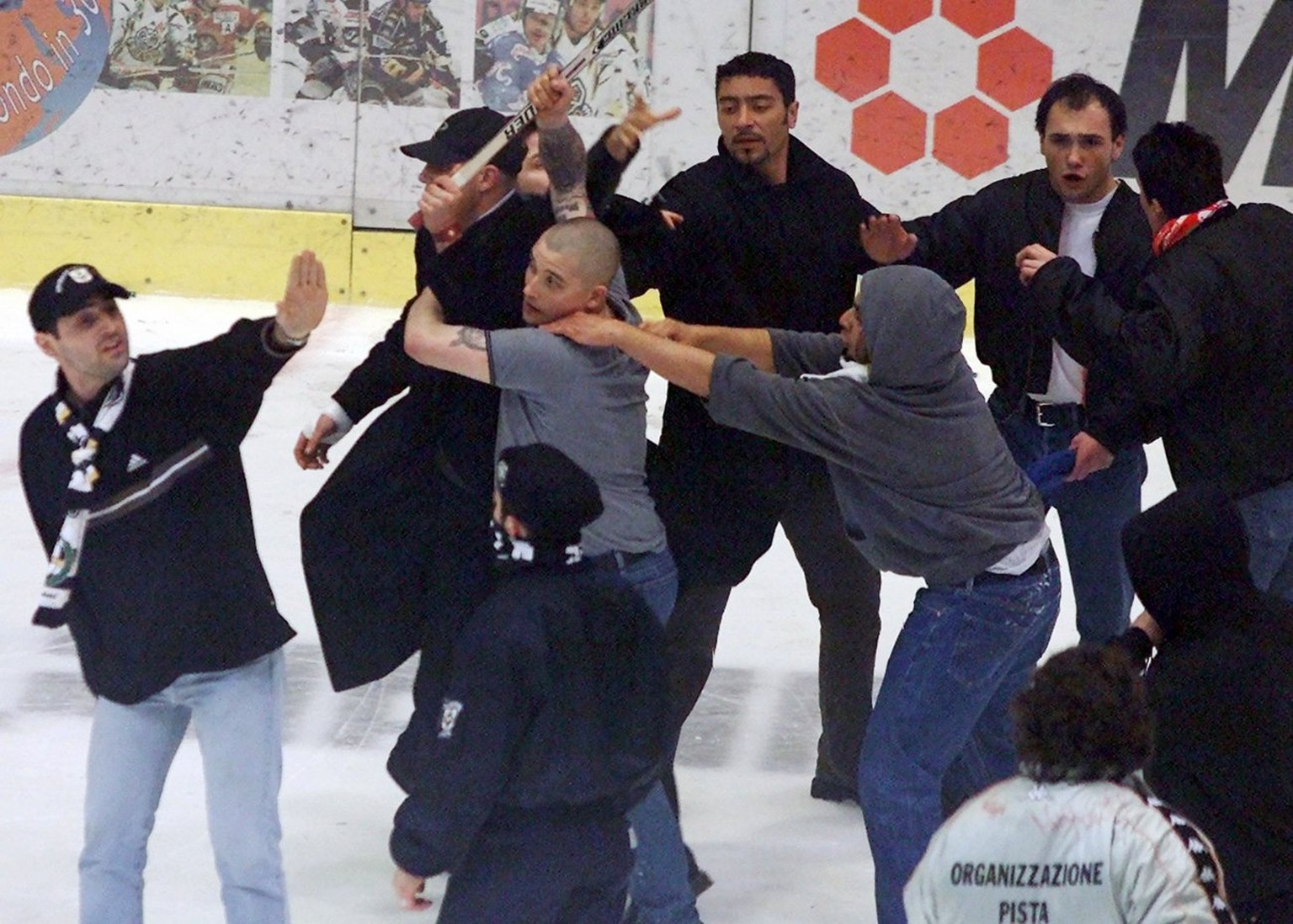 Die Ultras von der Curva Nord, Fans des HC Lugano, veranstalten am Samstag, 7. April 2001, in Lugano nach dem letzten Playoff-Finalspiel der Eishockey-NLA gegen die ZSC Lions, eine wueste Schlaegerei, ...