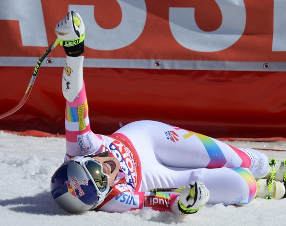 Erschöpft, aber überglücklich wirft sich Lindsey Vonn in den Schnee.