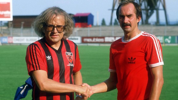 Bildnummer: 00393986 Datum: 01.08.1985 Copyright: imago/WEREK
Trainer Gilbert Gress (li.) begrüsst Uli Stielike bei Neuchatel Xamax