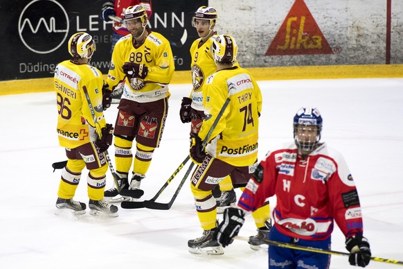 Servettes Spieler jubeln nach ihrem dritten Tor zum 3-0 im Eishockey Sechzehntelfinal Cupspiel zwischen dem HC Duedingen Bulls (1. Liga) und dem Genf Servette HC (National League A), am Dienstag, 27.  ...