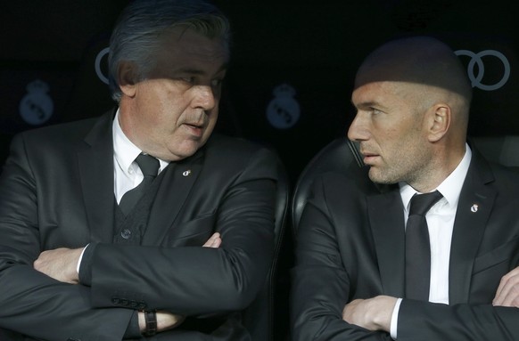 epa04117621 Real Madrid's Italian head coach Carlo Ancelotti (L) chats with Real Madrid's French assistant coach Zinedine Zidane prior to the Spanish Liga's Primera Division match between Real Madrid and Levante at Santiago Bernabeu stadium in Madrid, central Spain, 09 March 2014.  EPA/JUANJO MARTIN