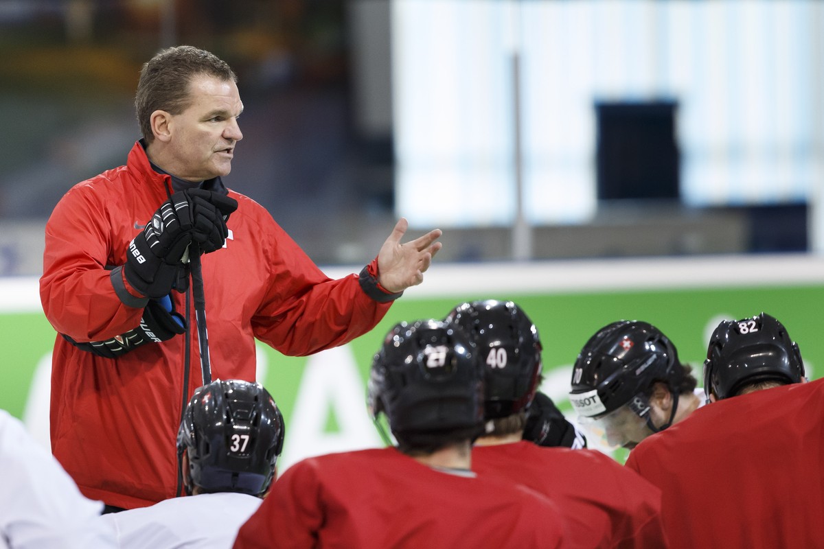 ARCHIV --- ZUR TRAINERROCHADE BEI KLOTEN STELLEN WIR IHNEN FOLGENDES BILD ZUR VERFUEGUNG --- Sean Simpson, head coach of Switzerland's national ice hockey team, speaks to his players during a tra ...