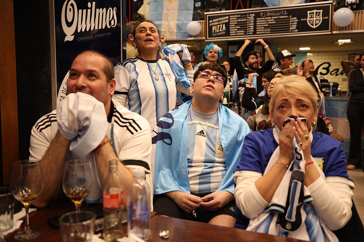 BUENOS AIRES, ARGENTINA - JULY 15: Fans of Argentina react while watching the FIFA World Cup 2026 Semi-Final between Argentina and England at Banchero pizza place on July 15, 2026 in Buenos Aires, Arg ...
