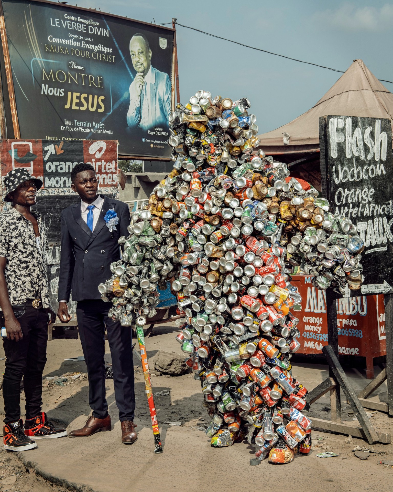 Homo detritus - Stephan Glaudieu Académie des Beaux-Arts de Kinshasa Demokratische Republik Kongo kunst abfall mode