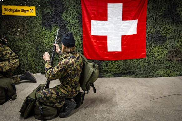 Ein Armeeangehoerige bei der Abgabe der des Sturmgewehrs waehrend einer Entlassungsinspektion in der Kaserne Reppischtal in Birmensdorf, am Mittwoch, 12. November 2025 in Birmensdorf. Vom Montag, 10.  ...