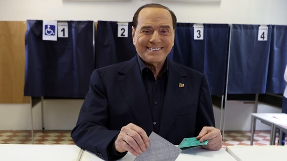 epaselect epa10009143 Leader of Italian party 'Forza Italia', Silvio Berlusconi, during the voting operations in a polling station to vote in the five referenda regarding justice in Milan, Italy, 12 J ...