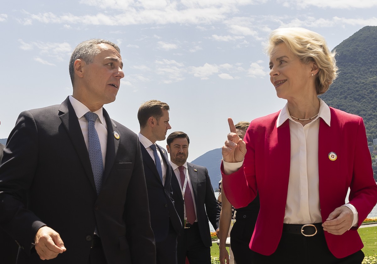 Swiss President Ignazio Cassis, Minister of Foreign Affairs, left, talks to Ursula Von der Leyen, President of the European Commission during the Ukraine Recovery Conference URC, in Lugano, Switzerlan ...