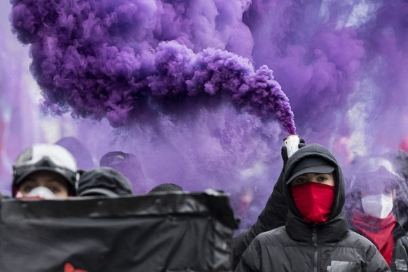 Menschen demonstrieren am Internationalen Frauenkampftag in Zuerich, aufgenommen am Samstag, 11. Maerz 2023. (KEYSTONE/Ennio Leanza)