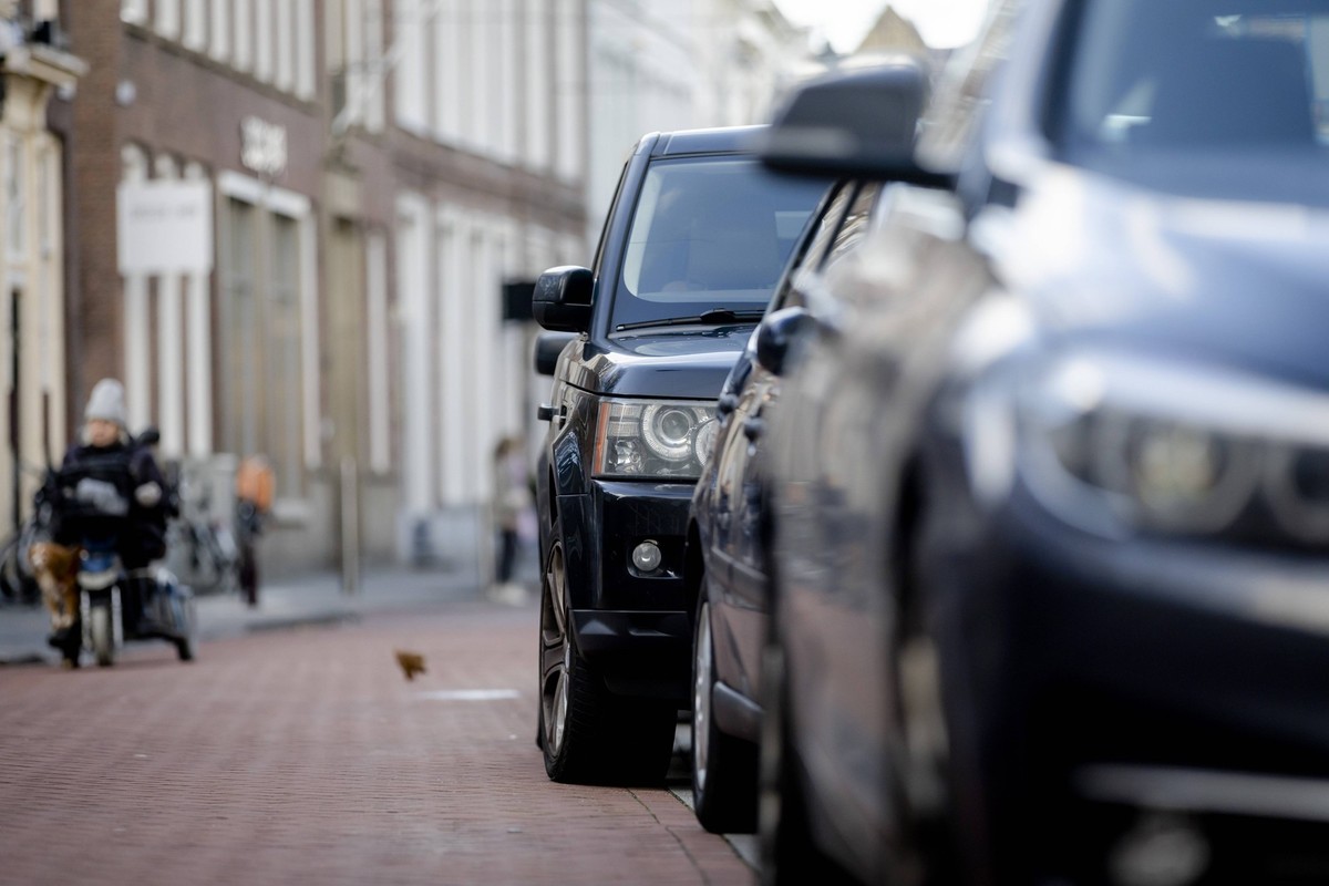 DEN BOSCH - A large car is partly parked outside a parking space in the city center of Den Bosch. Cars become an average of half a centimeter wider every year. ANP SEM VAN DER WAL netherlands out - be ...