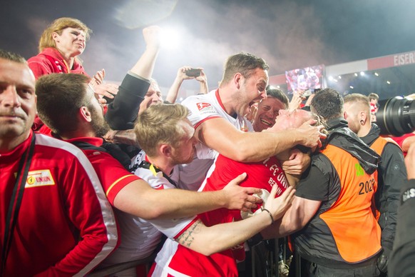 Die Berliner Fans freuen sich mit Sebastian POLTER (Union) ueber den Aufstieg in die erste Bundesliga, Aufsteiger, halbe Figur, Halbfigur, Jubel, jubeln, jubelnd, Freude, cheers, celebrate, Schlussjub ...