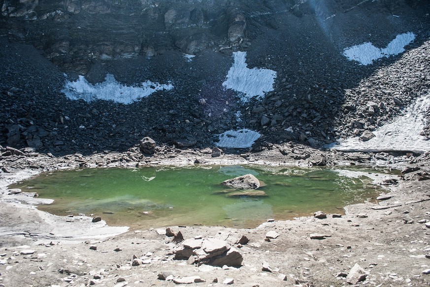 Roopkund-See im indischen Teil des Himalaya.
https://commons.wikimedia.org/w/index.php?curid=35324114